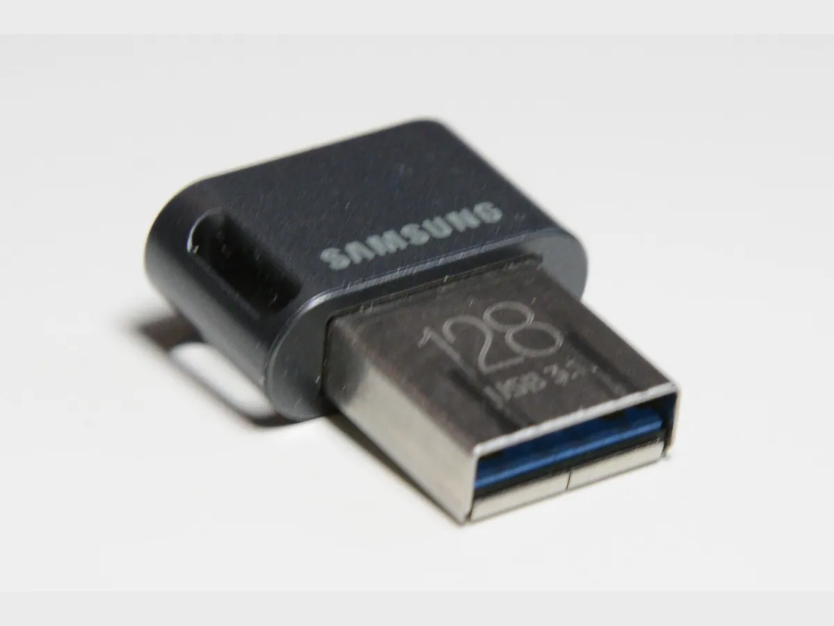 Clé USB compacte noire et grise sur fond blanc