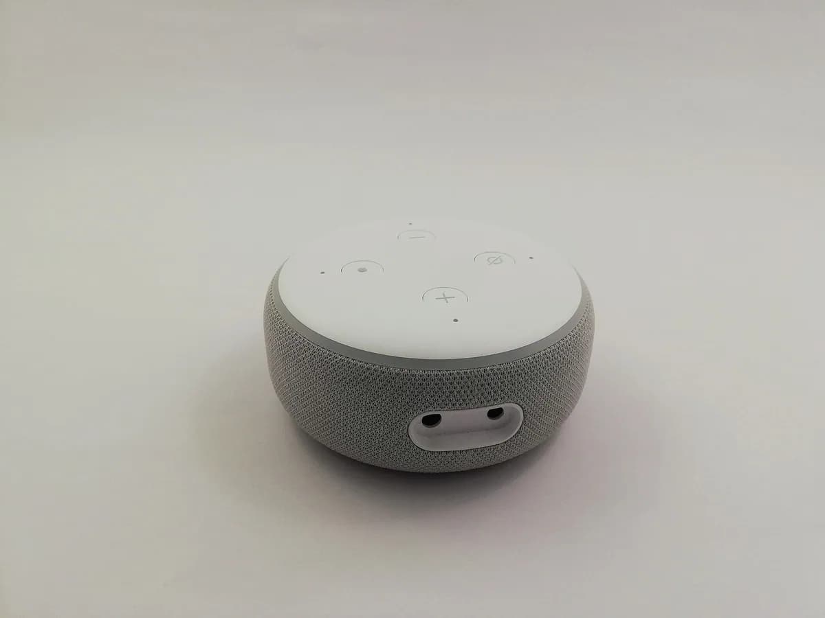 Enceinte connectée ronde blanche posée sur fond blanc