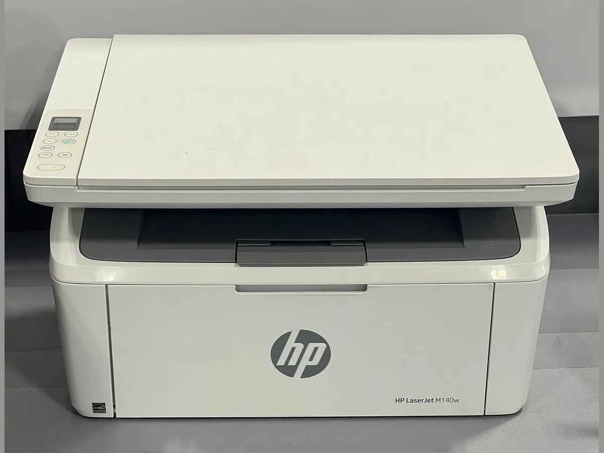 Imprimante laser multifonction blanche de bureau vue de face