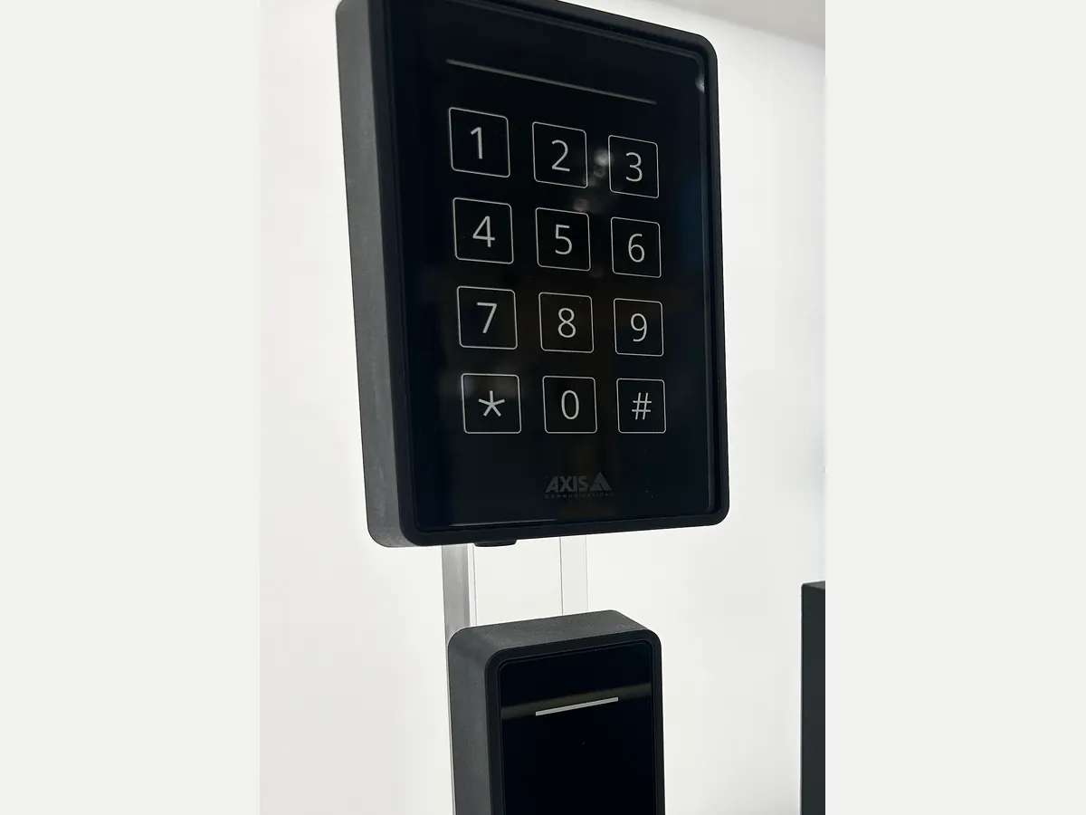 Lecteur de badge noir avec clavier mural et lecteur sans contact