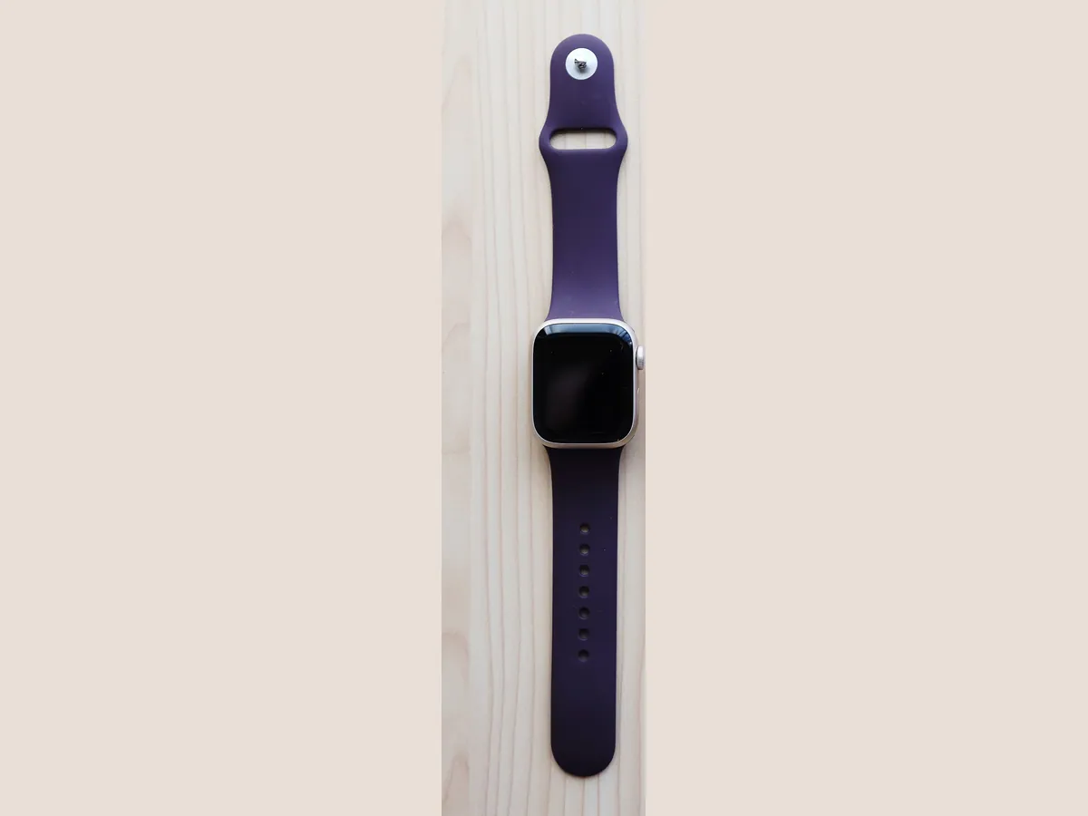 Montre connectée à bracelet violet, écran éteint