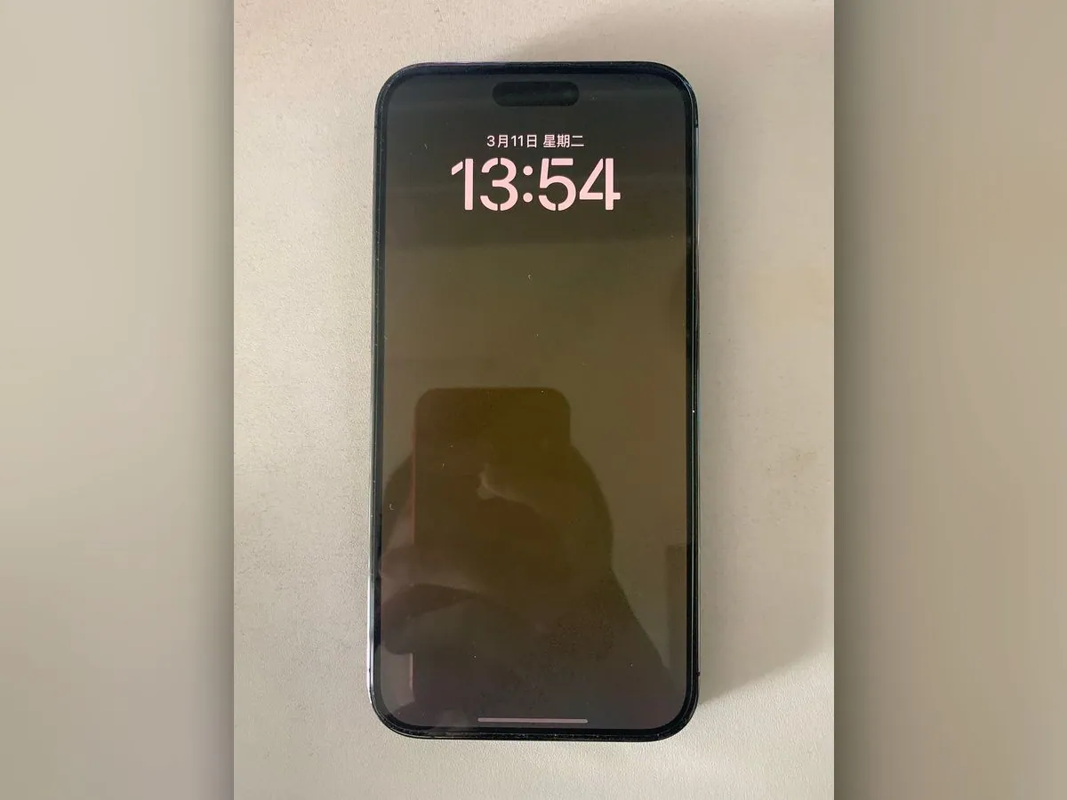 Smartphone moderne vu de face, écran verrouillé qui n’affiche que l’heure